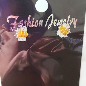 - Bee Earrings Stud